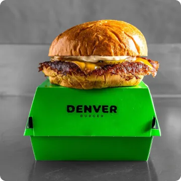 Denver Cheeseburger: smash de vacuno con cheddar americano fundido y salsa Denver