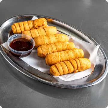 Tequeños: palitos de queso rebozados con salsa